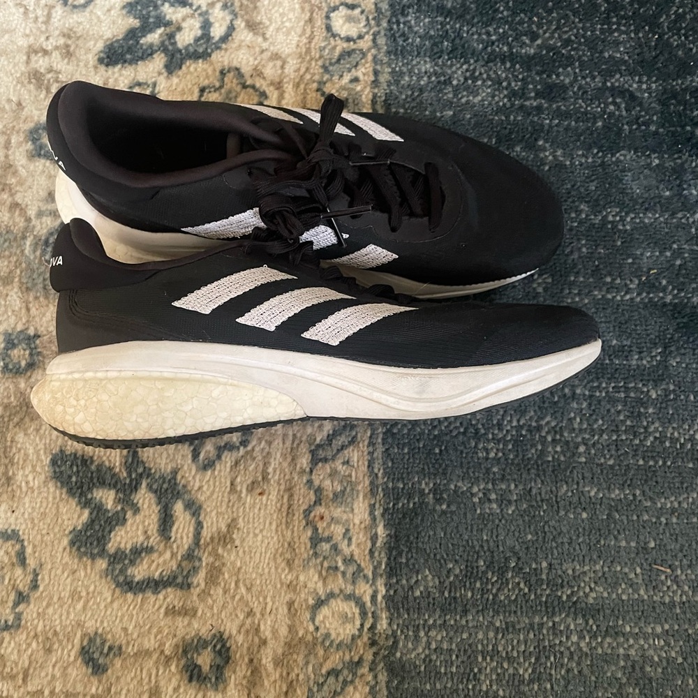 Men’s size 9.5 adidas tennis shoes